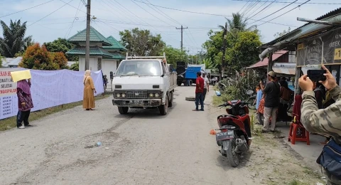Aksi blokir jalan oleh masyarakat 