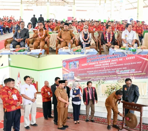 Bupati Tapanuli Tengah, Masinton Pasaribu memukul Gong sebagai tanda Rapat Anggota Tahunan Koperasi CU Dosnitahi Pinangsori dengan resmi dibuka.