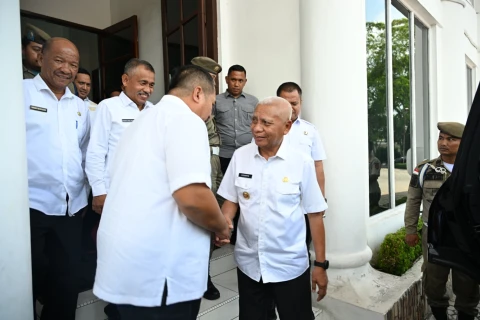 Surya, didampingi Wakil Ketua TP PKK Sumut Titiek Sugiarti Surya menghadiri Serah Terima Jabatan dan Penyampaian Memori Serah Terima Jabatan Bupati dan Wakil Bupati Asahan di Aula Melati Kantor Bupati Asahan Jalan Lintas Sumatera Kota Kisaran, Rabu (05/03/2025).