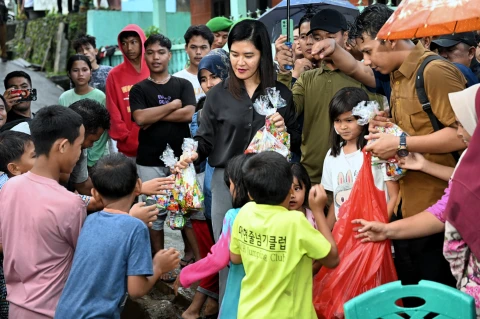 Ketua TP PKK Sumut, Kahiyang Ayu membagikan makanan ringan kepada anak-anak warga terdampak banjir bandang di Kelurahan Aek Tapang, Kota Padangsidimpuan, Senin (17/3/2025). 