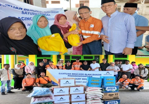 General Manager Operations & Deputy Director Operations PTAR, Rahmat Lubis, (kedua dari kanan) dan Bupati Tapsel, Gus Irawan Pasaribu, (pertama dari kanan) menyerahkan bantuan kepada warga korban banjir di Desa Silaiya, Kecamatan Sayur Matinggi, Tapanuli Selatan, Minggu (16/3/2025). Tim PT Agincourt Resources bersama Wali Kota Padangsidimpuan, Letnan Dalimunthe, (tengah berbaju putih) menyalurkan bantuan kepada warga terdampak banjir di Kantor Wali Kota Padangsidimpuan, Sabtu (15/3/2025).