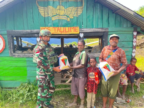 Prajurit TNI membantu kesulitan masyarakat 