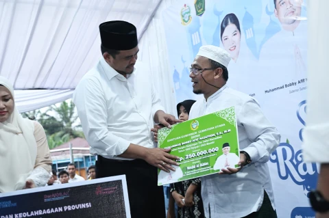 Bobby Nasution didampingi Wakil Gubernur Sumut Surya B.Sc melakukan safari ramadan di Masjid Al Ikhlas, Desa Damuli Kebun, Kecamatan Kualuh Selatan, Kabupaten Labuhanbatu Utara, Jumat (21/3/2025).
