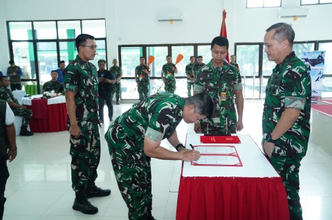TNI Salurkan 70 Boat Polyethylene untuk Bantu Penanggulangan Banjir di Bekasi