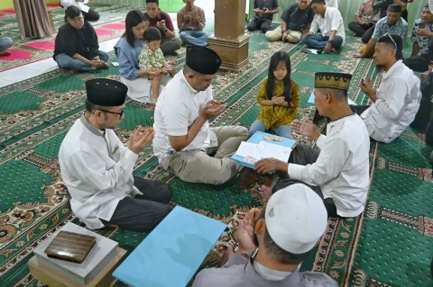 Gubernur Sumut Bobby Nasution beserta keluarga menyerahkan Zakat Fitrah 1446 H di Masjid Al Furqan, Desa Saentis, Kecamatan Percut Seituan, Kabupaten Deliserdang, Minggu (30/3/2025).