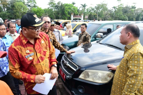 dr H Asri Ludin Tambunan saat menginspeksi kendaraan dinas roda empat