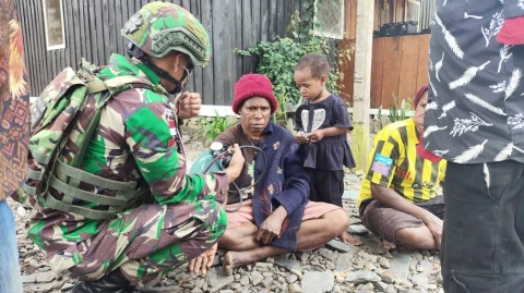 Jaga Kesehatan Warga Kampung Wuyuneri, Satgas Yonif 715/Mtl Proaktif Cek Kesehatan