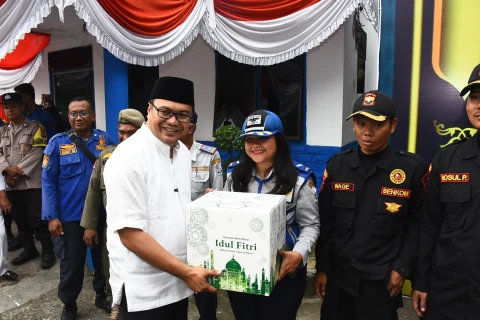 Pemberian paket pada petugas di Pos Pam Idul Fitri