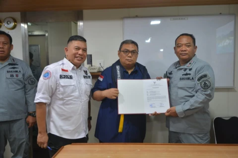 Bakamla RI Jemput 2 Nelayan Indonesia di Perbatasan Terluar