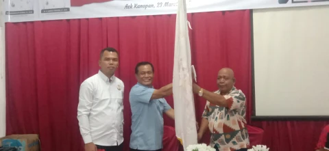 Ketua Koni terpilih, Syahrul Adnan Hasibuan, menerima bendera Pataka