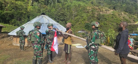 Pemasangan bendera merah putih di pelosok Papua 
