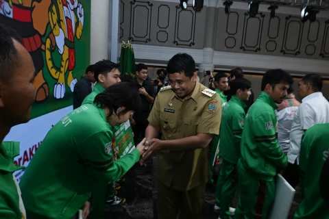 Bobby Nasution bersama Wakil Gubernur Sumut Surya  pada Penyerahan Tali Asih pemberian bonus/tali asih atlet dan pelatih berprestasi pada penyelenggaraan PON XXI Aceh-Sumut dan Peparnas XVII Solo tahun 2024 di Aula Raja Inal Siregar, Kantor Gubernur, Jalan Diponegoro, Medan, Selasa (25/3/2025).