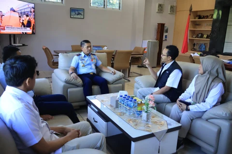 Marsma TNI Arifaini Nur Dwiyanto bersama Pimpinan Wilayah Perum Bulog Sulselbar