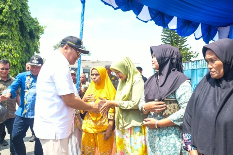 Bupati dan Wabup Salurkan Bantuan 1.800 Paket Sembako PT Evergreen International