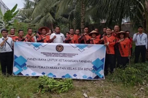 Optimalkan SAE & Dukung Program Ketapang, Lapas Binjai Panen Kelapa dan Pisang
