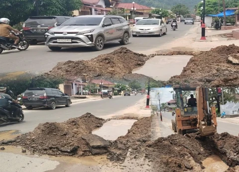 Kondisi arus lalu lintas dan pengerjaan galian pipa air Perumda Mual Nauli di Jalan Raja Junjung Lubis.