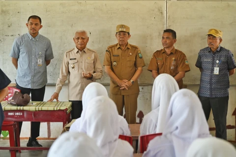 Surya meninjau Sekolah Menengah Kejuruan Negeri (SMKN) 1 Portibi, Padanglawas Utara (Paluta), Selasa (3/3/2026).