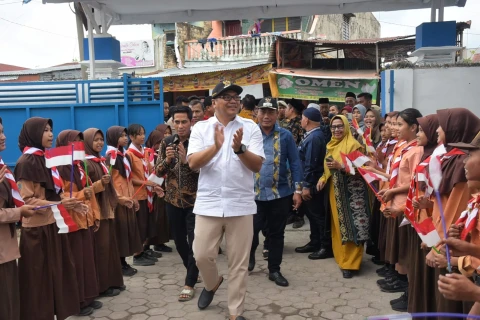 dr H Asri Ludin Tambunan bersama Wabup, Lom Lom Suwondo SS dan Direktur Utama Bungsuland Property, Husen HZ meninjau kondisi kantin sehat dan rumah penjaga SD Negeri 101769, Jalan Beringin Pasar VII Tembung, Kecamatan Percut Sei Tuan, yang telah direhabilitasi, serta berdialog dengan pihak sekolah mengenai pemanfaatan fasilitas tersebut, Jumat (13/3/2026).