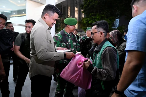 Bobby Nasution Bagikan 2.500 Bingkisan dari Presiden di Malam Idulfitri, Warga Antusias