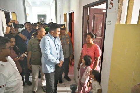 Muhammad Bobby Nasution meninjau pembangunan Hunian Tetap (Huntap) dan menyapa warga di Hunian Sementara (Huntara) di Asrama Haji Pinangsori Kabupaten Tapanuli Tengah, baru-baru ini. 