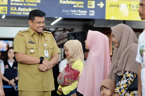 Bobby Nasution melepas keberangkatan para Peserta Mudik Idulfitri 1447 H yang dilakukan oleh Pemerintah Provinsi Sumut dengan moda angkutan Kereta Api di Stasiun Medan Jalan Stasiun Kereta Api Kesawan Kota Medan, Senin (16/3/2026).