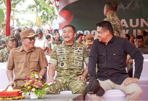 Muhammad Bobby Afif Nasution meresmikan Jembatan Bailey bersama Kepala Staf Angkatan Darat (KSAD) Jenderal TNI Maruli Simanjuntak di Desa Silfalago Gomo, Kecamatan Boronadu, Kabupaten Nias Selatan, Selasa (10/3/2026).