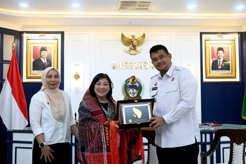 Muhammad Bobby Afif Nasution didamingi sejumlah Organisasi Perangkat Daerah Pemprov Sumut menerima kujungan kehormatan Wakil Kepala Misi Keduan Besar Kerajaan Thailand (Charge D'affires Royal Thai Embassy)  Mrs. Hathaichanok Riddhagni Frumau beserta rombongan di ruang kerja Gubernur lantai 10 Kantor Gubernur Sumut, Jalan Diponegoro 30, Medan, Rabu (11/3/2026).