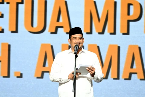 Bobby Nasution bersama Ketua MPR RI Ahmad Muzani serta di damping Seluruh kepala perangkat daerah menyerahkan bantuan kepada korban bencana secara simbolis kepada Bupati Tapanuli Selatan, Gus Irawan Pasaribu dan Bupati Langkat Syah Afandin, sekaligus berbuka puasa bersama di Aula Raja Inal Siregar, lantai 2 Kantor Gubernur, Rabu (11/3/2026).