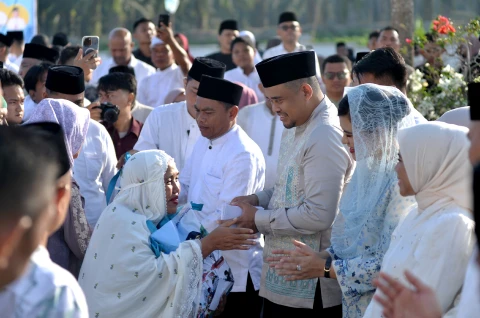 Bobby Nasution Salat Idulfitri 1447 H Bersama Ribuan Masyarakat di Sergai