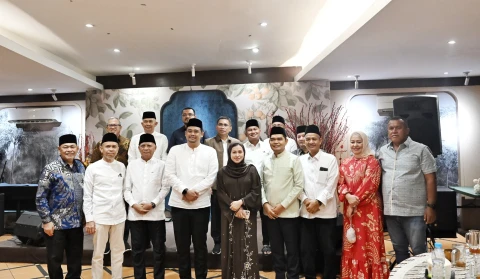 Bobby Nasution didampingi Wakil Gubernur Sumut Surya dan Pj. Sekda Provinsi Sumut Sulaiman Harahap menggelar acara buka puasa bersama jajaran pimpinan dan anggota DPRD Sumut di Restoran Pondok Indah, Jalan Hasanuddin, Medan, Minggu (15/3/2026).