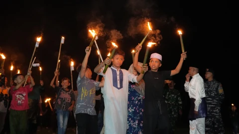 Gema Takbir Iringi Pawai Obor Malam Takbiran di Pantai Labu