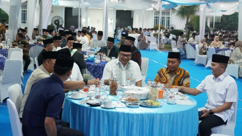 dr H Asri Ludin Tambunan memberikan sambutan pada buka puasa bersama di Ruma Dinas Bupati, Kamis (12/3/2026).