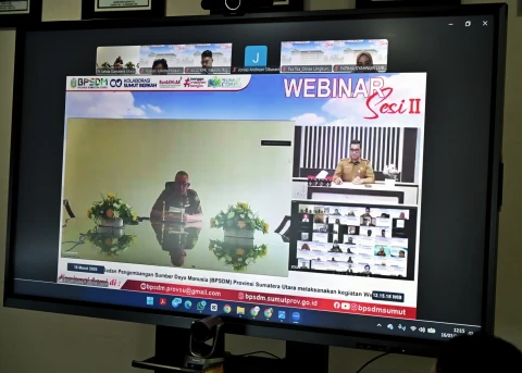 Sulaiman Harahap sebagai narasumber pada Webinar bersama Badan Pengembangan Sumber Daya Manusia Provinsi Sumut untuk Sesi II Tahun 2025 dengan tema "Sucikan Hati Teguhkan Integritas, Tolak Gratifikasi" di ruang kerja Sekda Prov. Sumut, Kantor Gubernur Sumut Jalan Diponegoro Nomor 30 Medan, Senin (16/3/2026).