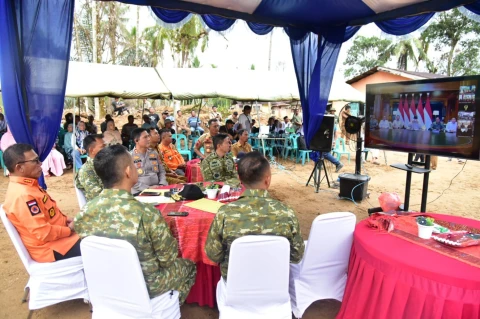 Bupati Tapanuli Tengah Masinton Pasaribu, menghadiri launching 200 Titik jembatan Garuda yang diresmikan Presiden Rrabowo Subianto dari Istana Negara Jakarta, melalui Virtual Zoom.