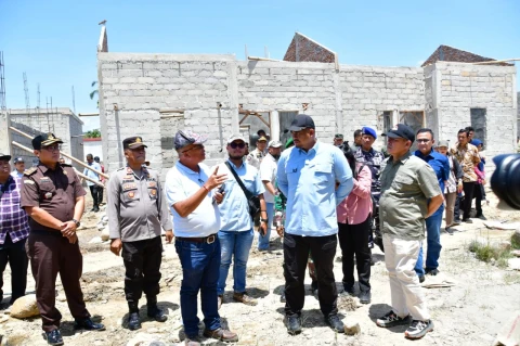 Wakil Bupati Tapteng dan Gubsu Bobby Tinjau Percepatan Pembangunan Huntap