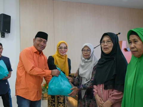 Lom Lom Suwondo SS berdoa menjelang waktu buka puasa, pada Buka Puasa Bersama di Rumah Sakit Umum Daerah (RSUD) Drs H Amri Tambunan, Lubuk Pakam, Sabtu (28/2/2026).