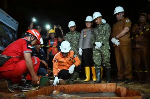 Bupati Tapteng Masinton Pasaribu, meletakkan batu pertama pembangunan SPAM Aek Sipan di Desa Sipan, Kecamatan Sarudik.