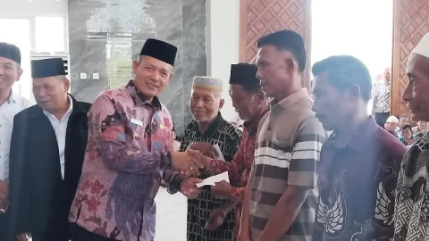 Wakil Bupati Tapteng Salurkan Zakat ASN dan Donatur untuk Masyarakat
