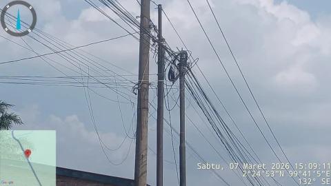 Sengkarut Kabel WiFi Ilegal di Tiang PLN Labura: Warga Desak Penertiban Massal