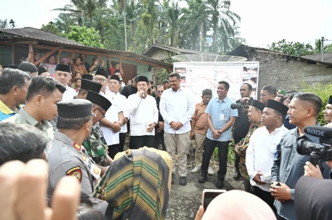 Bobby Nasution bersama Bupati Padanglawas Utara Reski Basyah Harahap kembali meninjau jalan di Sipiongot, Kabupaten Padanglawas Utara (Paluta) untuk tetap dilanjutkan di Desa Sipiongot, Paluta, Selasa (3/3/2026).