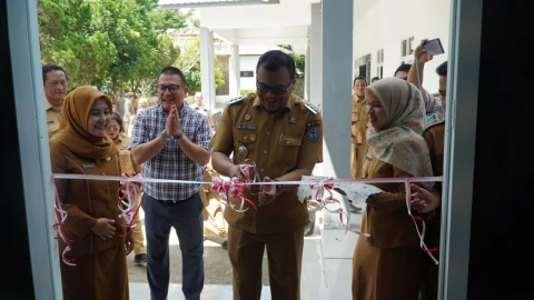 dr H Asri Ludin Tambunan meresmikan Aula Dinas Pertanian serta menerima bantuan satu unit traktor roda dua dan satu unit cultivator dari program Coporate Socia Responcibilty (CSR) Bank Mega Syariah, Senin (16/3/2026).
