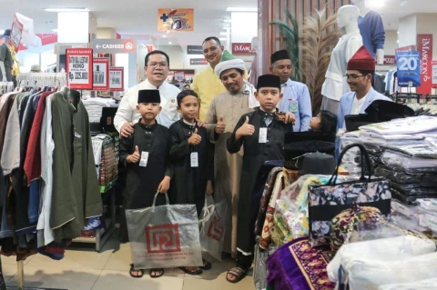 Wali Kota Wesly Silalahi dan Ketua TP PKK Siantar Bawa 103 Anak-anak Yatim Piatu Berbelanja di Ramayana: Penuh Haru dan Bahagia