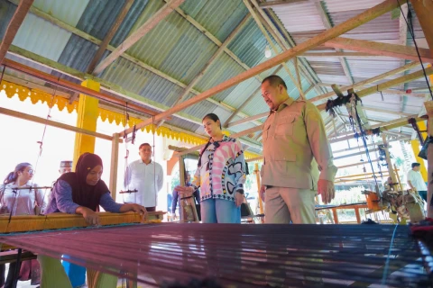 Bupati Bahar: Dari ATBM ke Catwalk Global, Songket Batu Bara Jadi Identitas Kuat di Mata Dunia