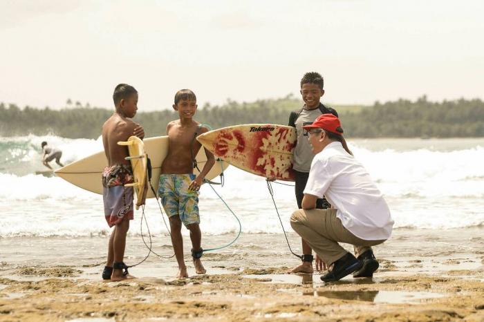 Sihar Sitorus bercengkrama dengan anak-anak di pantai Sorake, Nias Selatan, Selasa (10/4).
