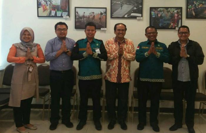 JBMI dan Pihak Kemenko mengabadikan acara pertemuan dengan berpoto bersama dengan Gaya Salam Tortor Batak.