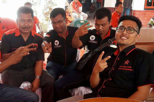 Ketua dan pengurus Relawan Perjuangan Demokrasi (Repdem) Asahan, Kiki Komeni, SE, Jumat (20/4/2018). 