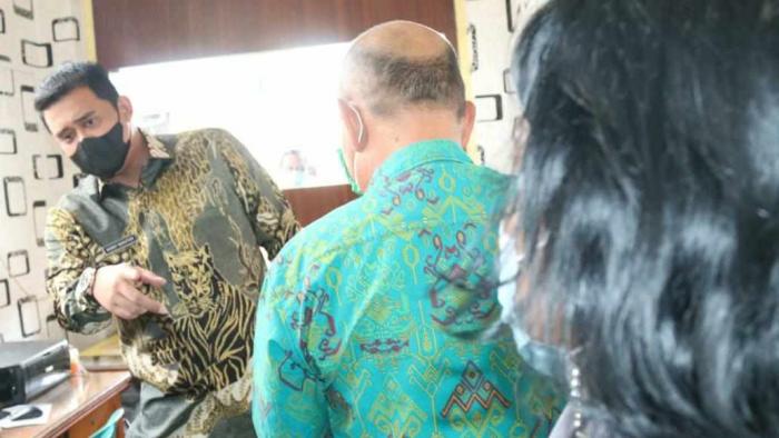 Bobby Nasution saat melaksanakan Sidak di kelurahan Sidorame Timur, Jumat (23/4)