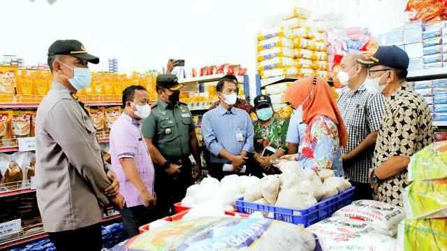 Pengecekan stok dan harga kebutuhan pokok di Tapteng 