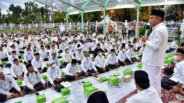 Buka puasa 13 Ramadan 1443 H serta Salat Maghrib bersama para Pengurus Badan Kemakmuran Masjid (BKM) sekaligus Syukuran Hari Jadi ke-74 Provinsi Sumut, di Medan,&nbsp; Jumat (15/4/2022).
