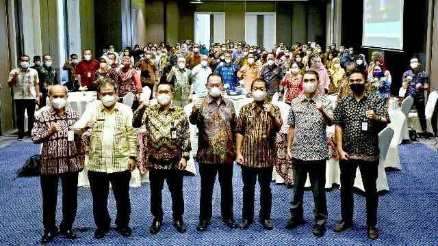 Pj Sekdaprov Sumut Afifi Lubis membuka Sosialiasi Implementasi Sistem Akuntabilitas Kinerja Instansi Pemerintah (SAKIP) pada Perangkat Daerah yang diselenggarakan di Hotel Grandhika, Jalan Dr. Mansyur, Medan, Kamis (7/4/2022). 